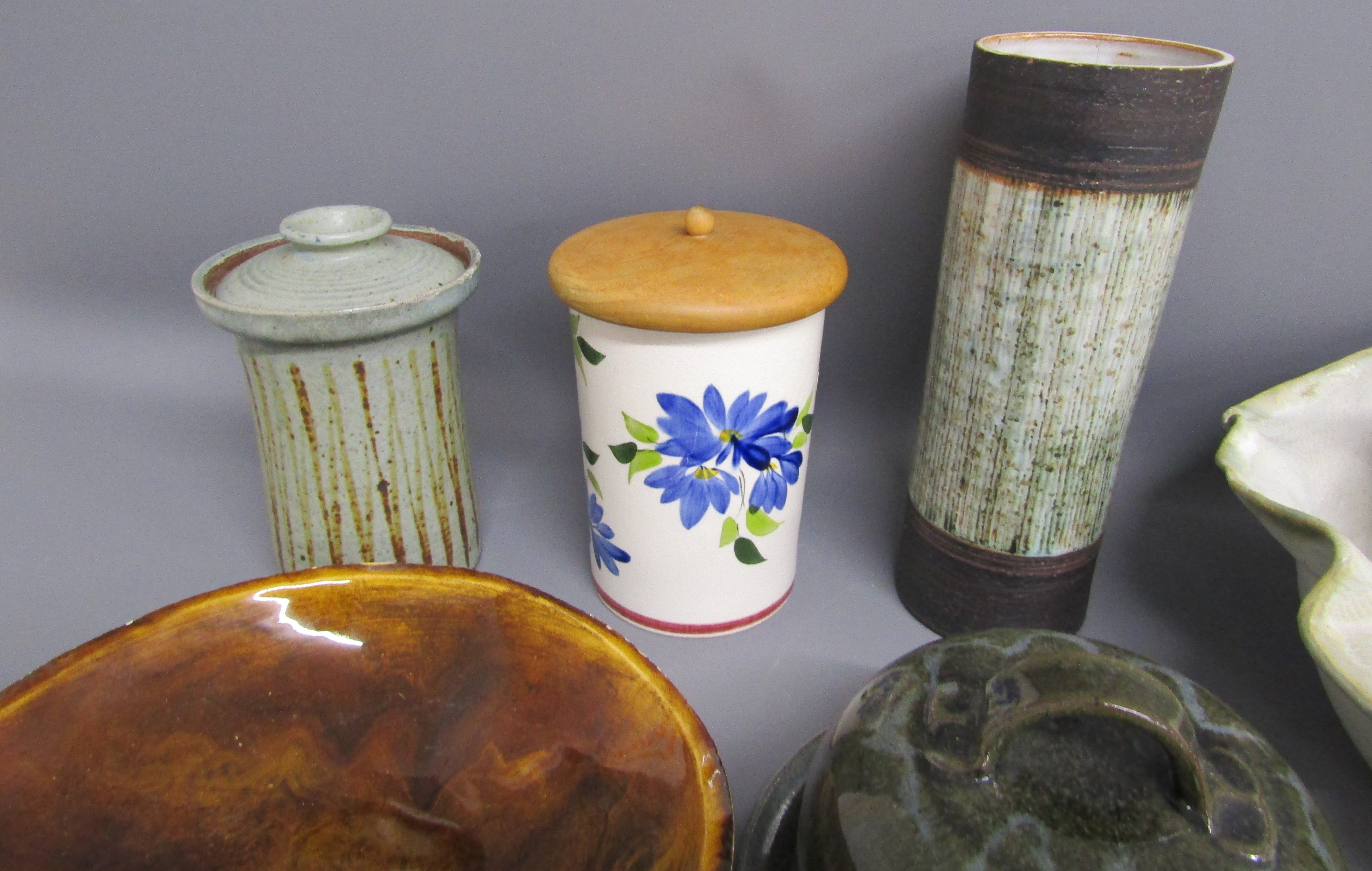 Collection of modern studio ware includes pink and grey freeform plate, segmented bowl, cream jug, - Image 4 of 4