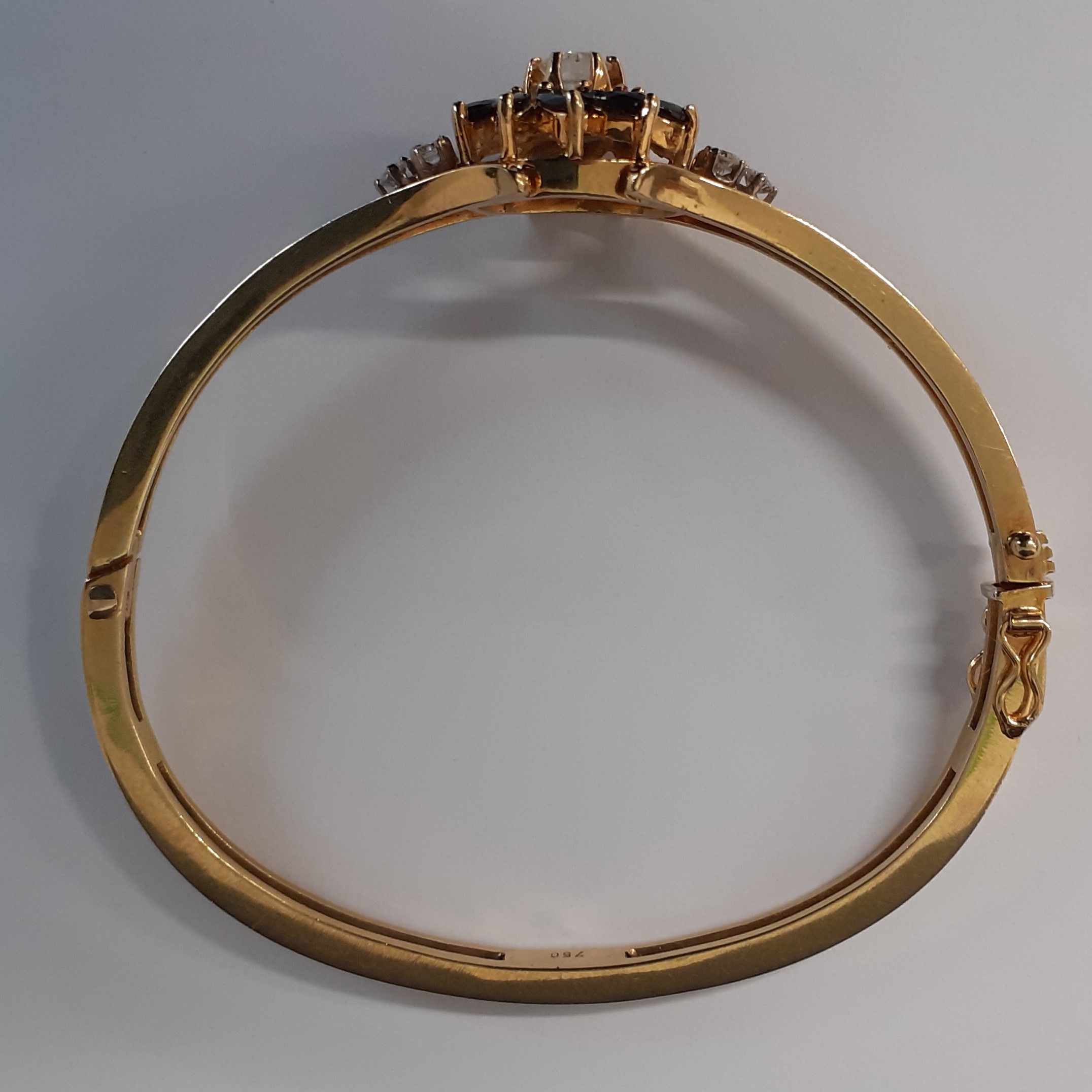 18ct yellow gold hinged bangle set with central brilliant cut diamond approx. 0.50ct (colour F, - Image 2 of 4