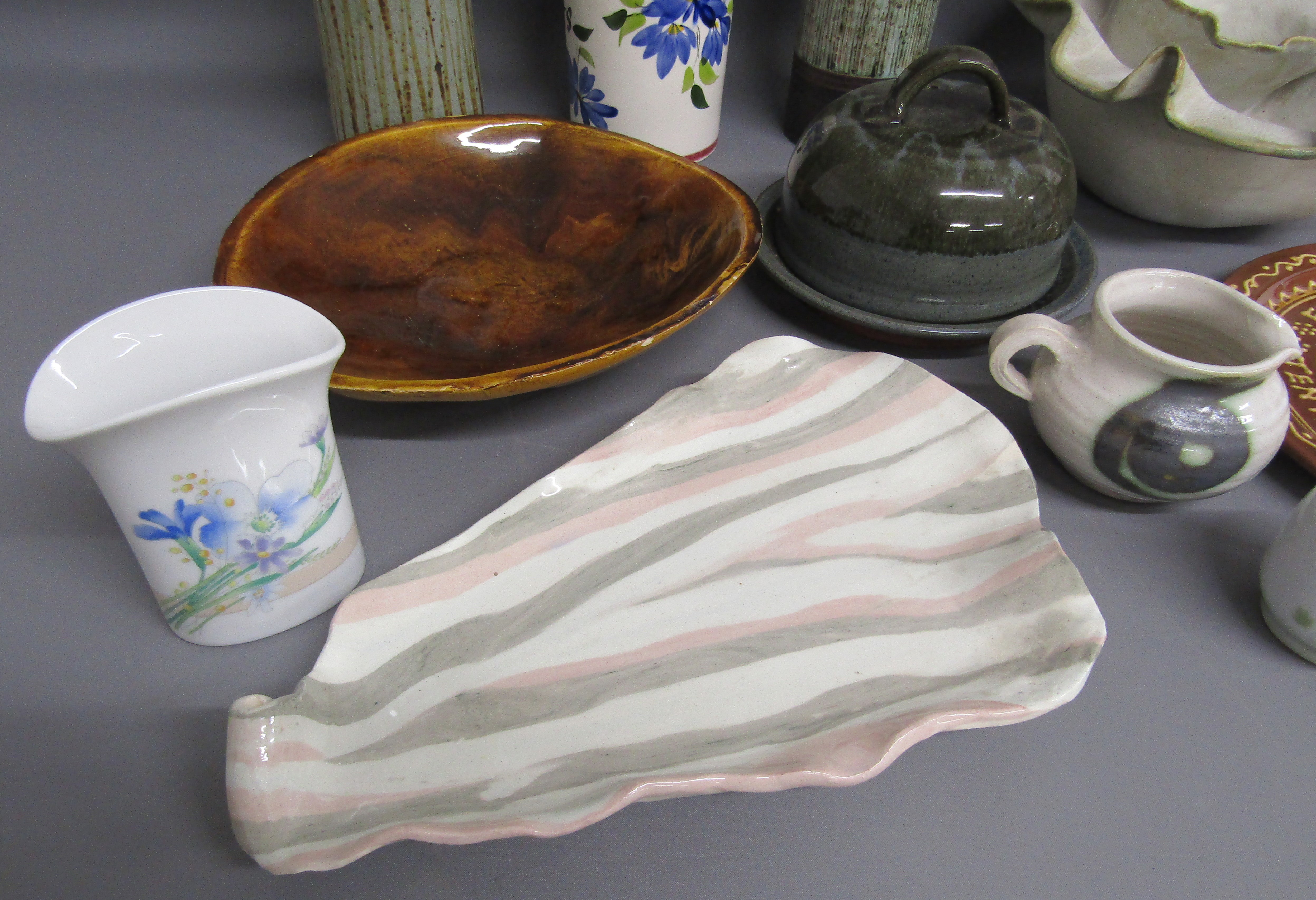 Collection of modern studio ware includes pink and grey freeform plate, segmented bowl, cream jug, - Image 2 of 4
