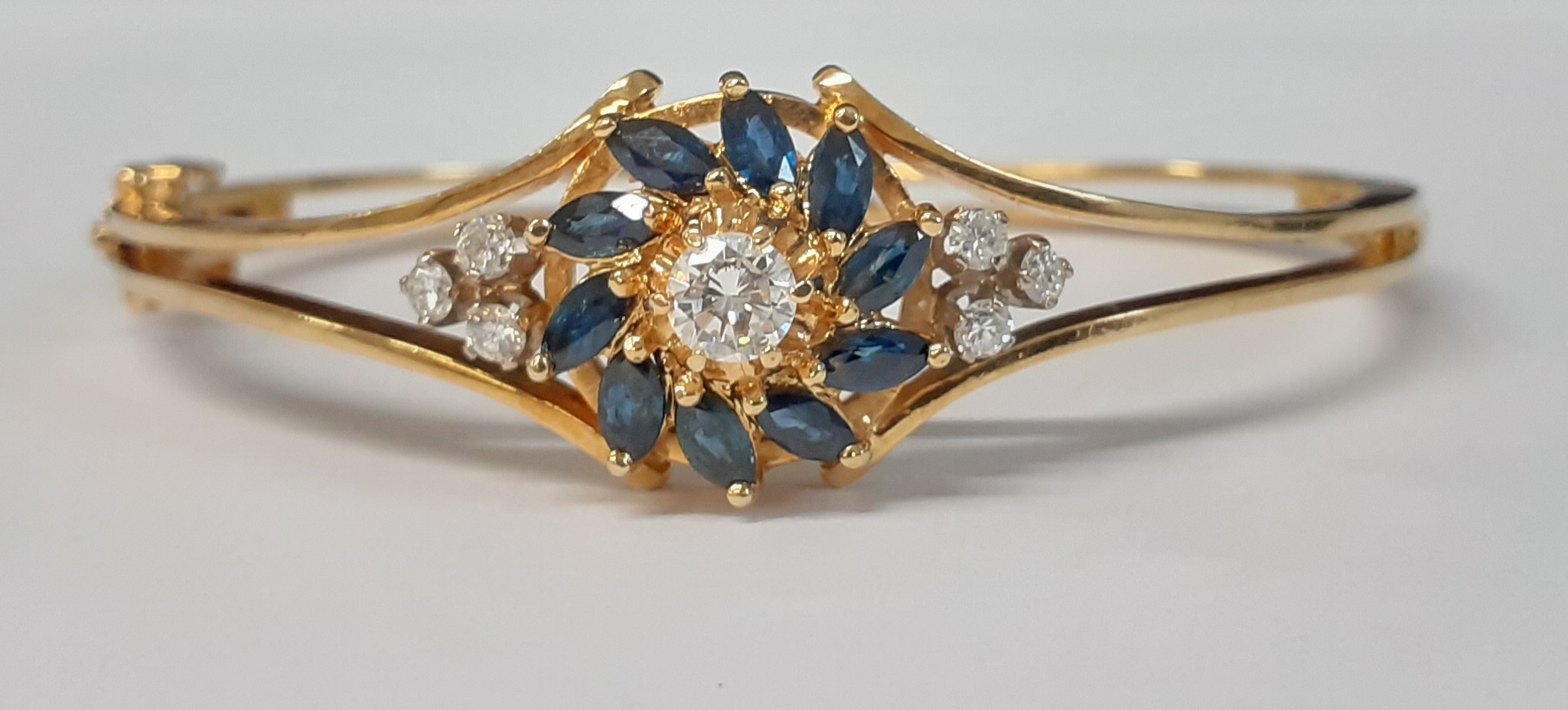 18ct yellow gold hinged bangle set with central brilliant cut diamond approx. 0.50ct (colour F,