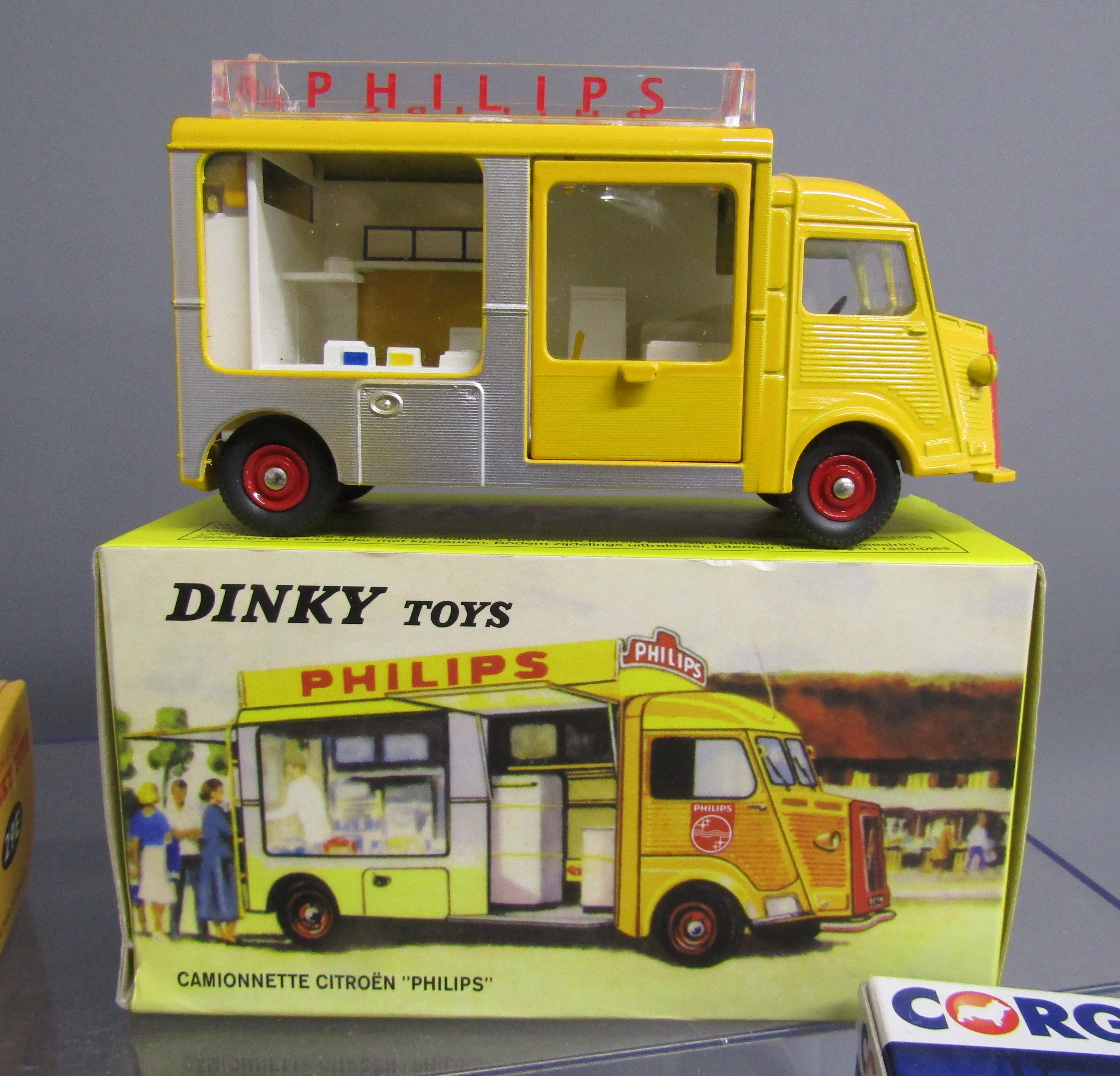 Boxed diecast cars - Dinky Autocar Isobloc 29E, rewery Flat bed Truck 588, Philips Citroen 587, - Image 5 of 6