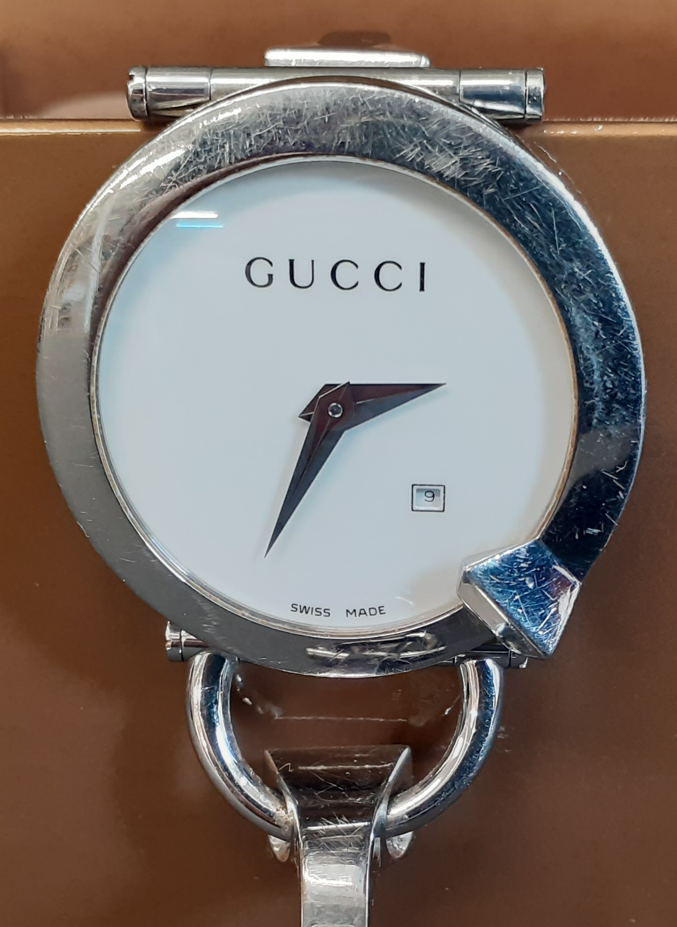 GUCCI - a stainless steel ladies quartz Chiodo 122.5 model wristwatch, fitted with a white dial, - Image 3 of 3