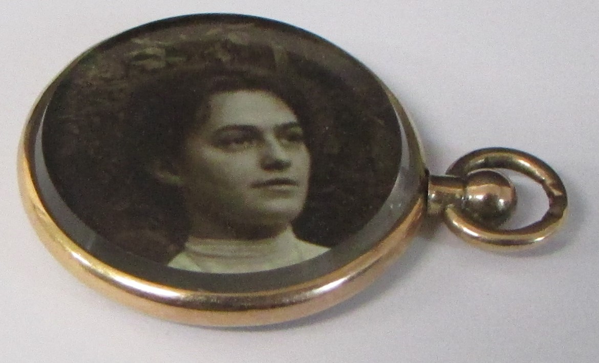 9ct gold double sided pendent containing photo, 3.3g