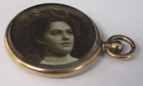 9ct gold double sided pendent containing photo, 3.3g