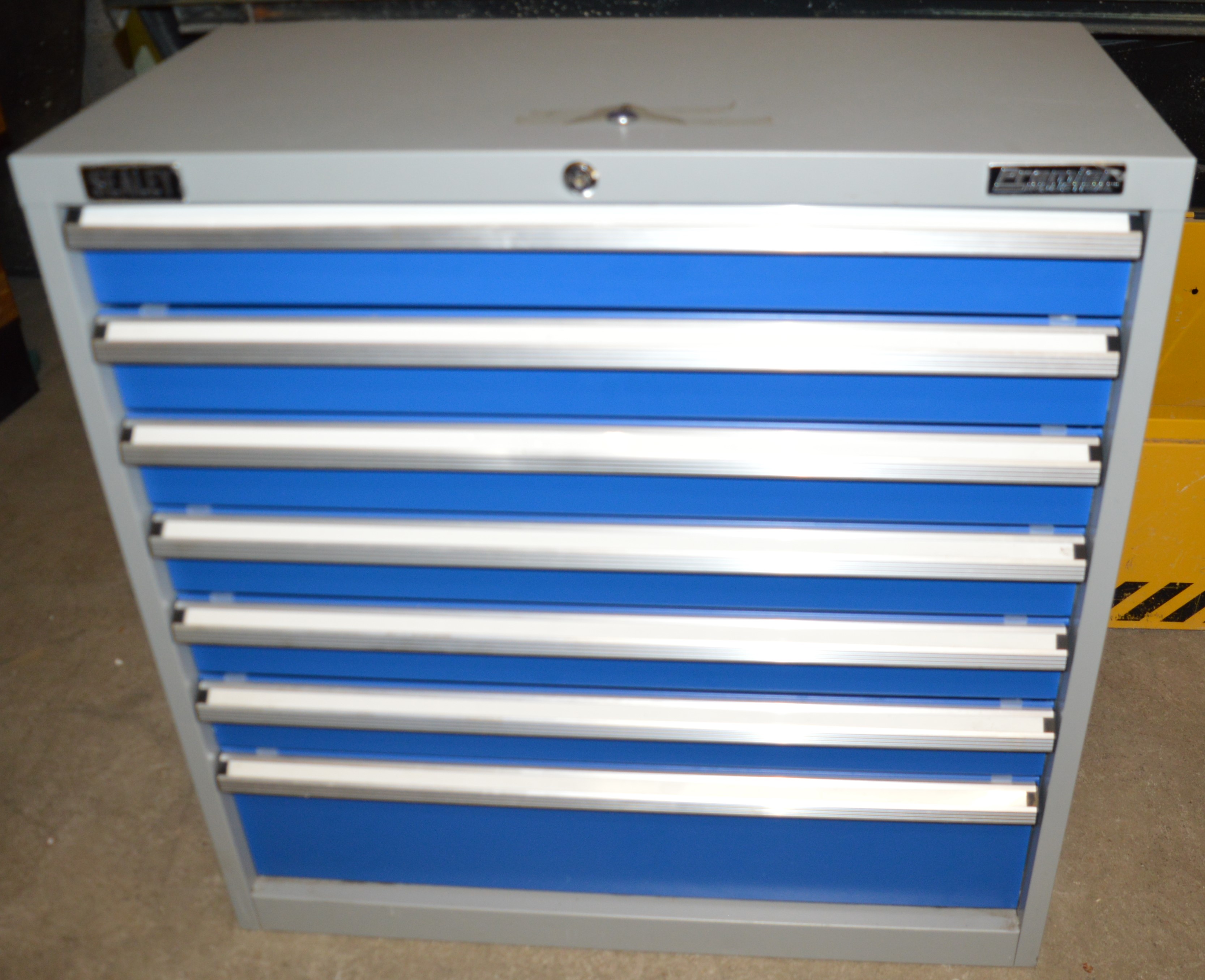 Sealey API9007 Premiere Industrial 7 drawer tool cabinet with key - 90cm w x 45cm d x 90cm h - Image 2 of 3