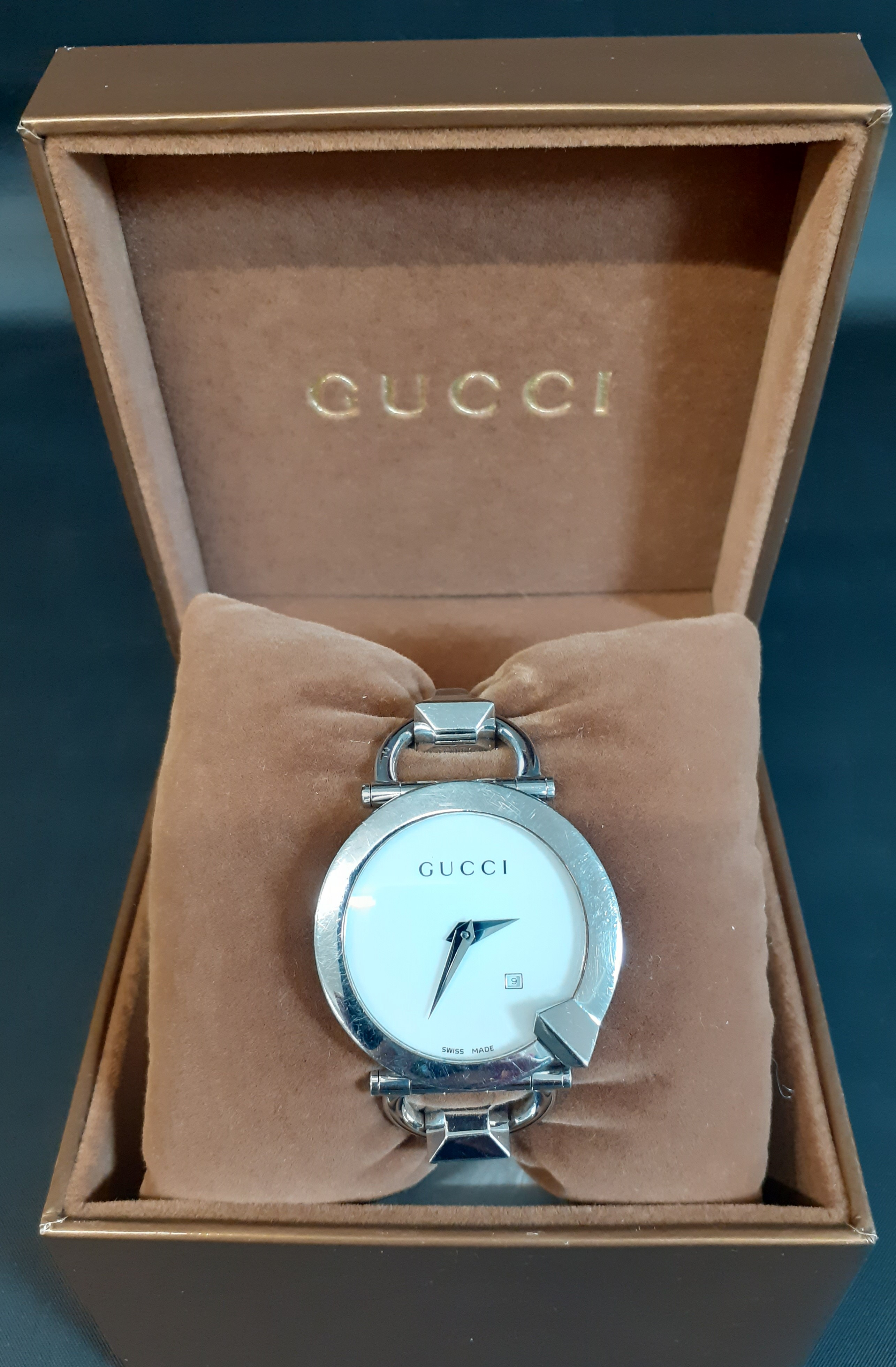 GUCCI - a stainless steel ladies quartz Chiodo 122.5 model wristwatch, fitted with a white dial,