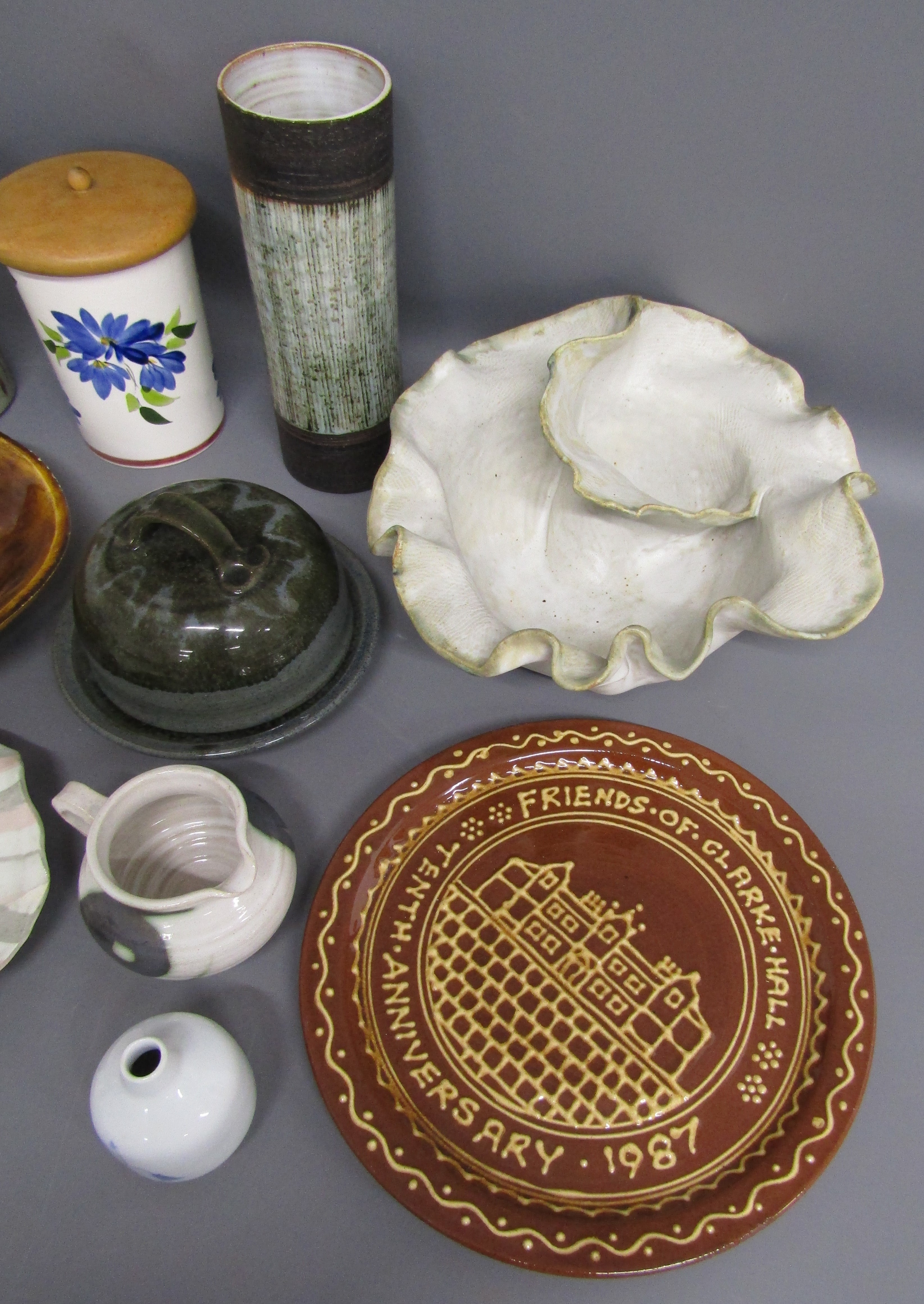 Collection of modern studio ware includes pink and grey freeform plate, segmented bowl, cream jug, - Image 3 of 4