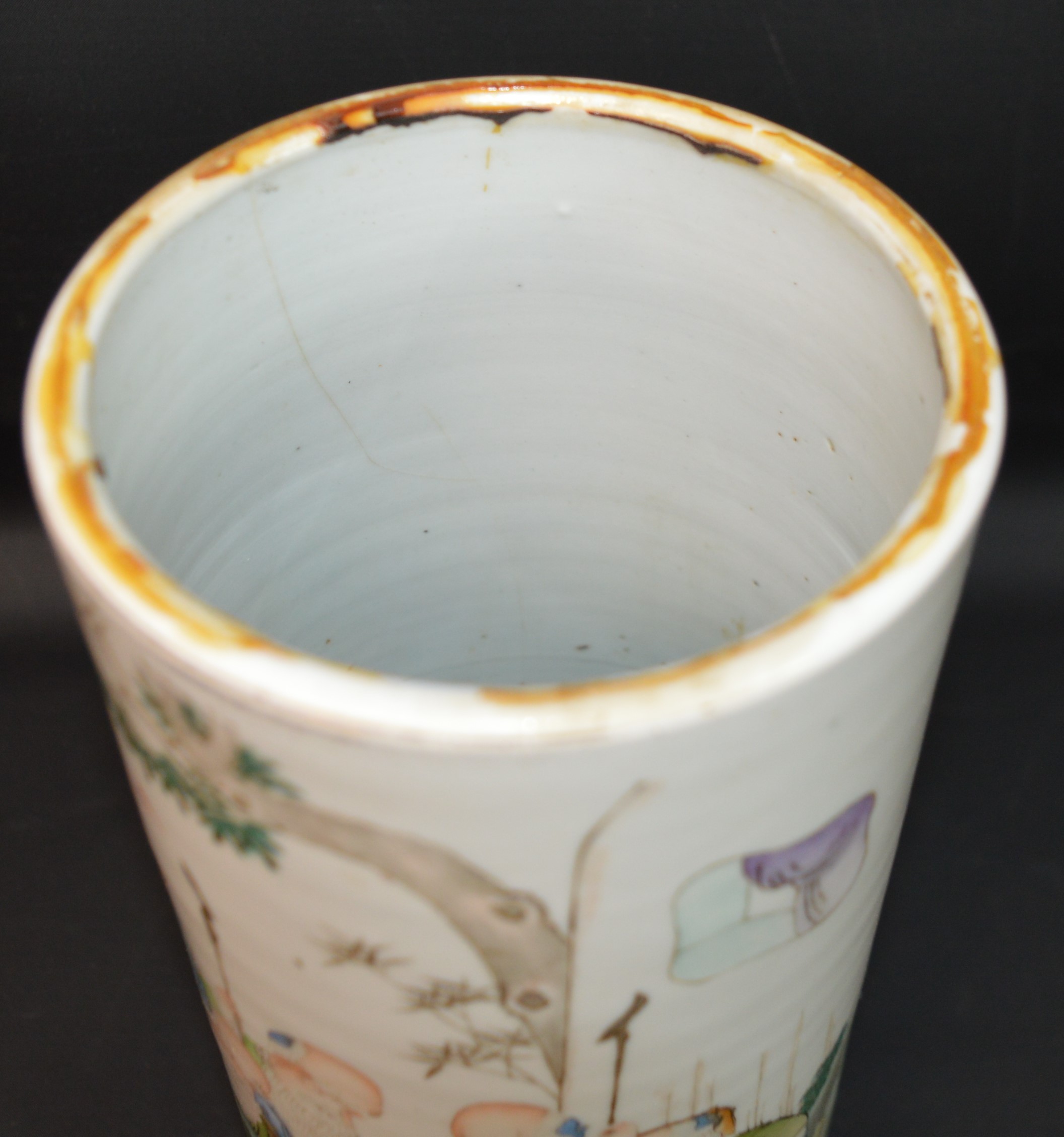 19th century Chinese cylindrical vase decorated with five sages reading a scroll, with red - Image 4 of 6