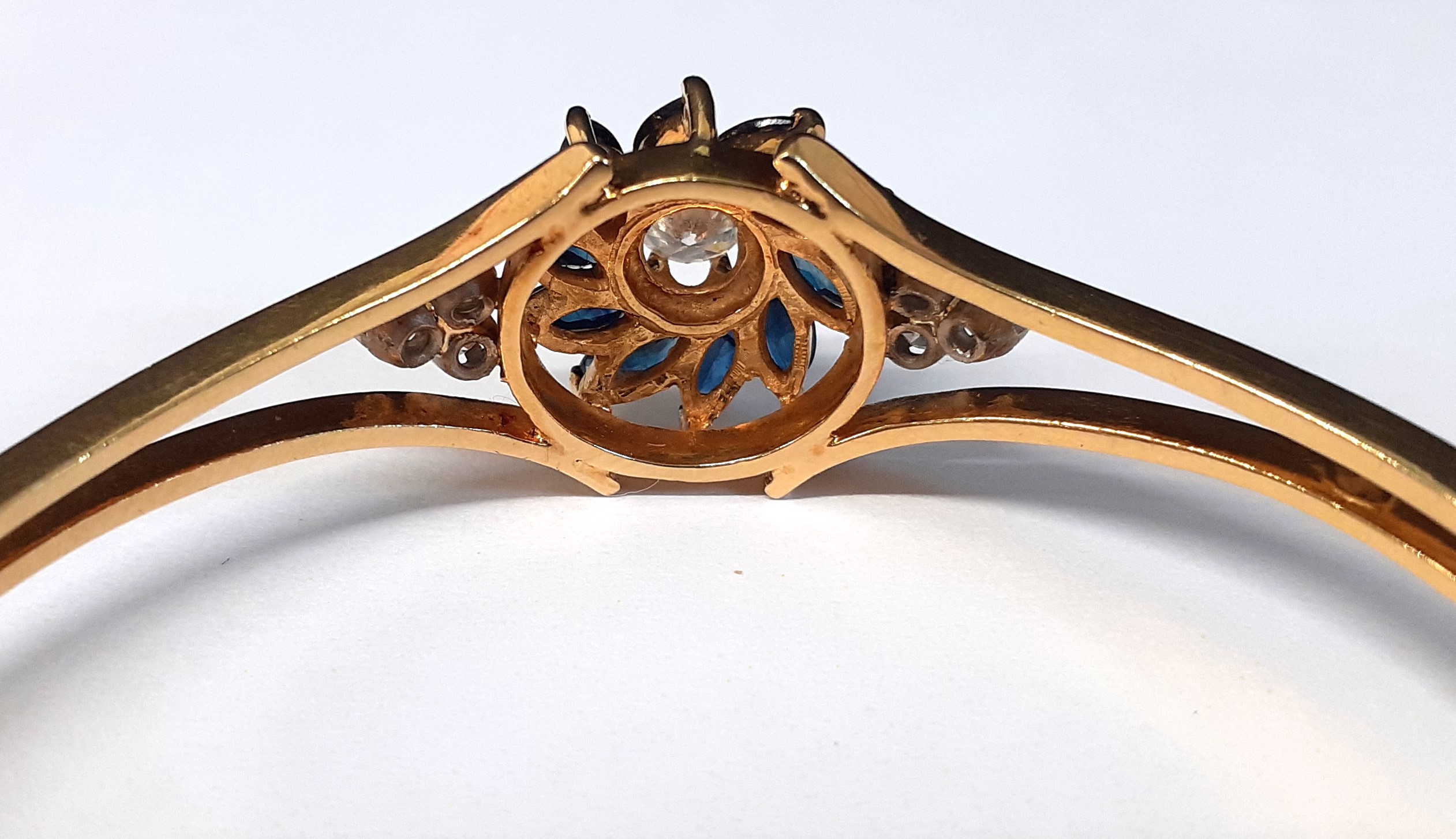 18ct yellow gold hinged bangle set with central brilliant cut diamond approx. 0.50ct (colour F, - Image 3 of 4