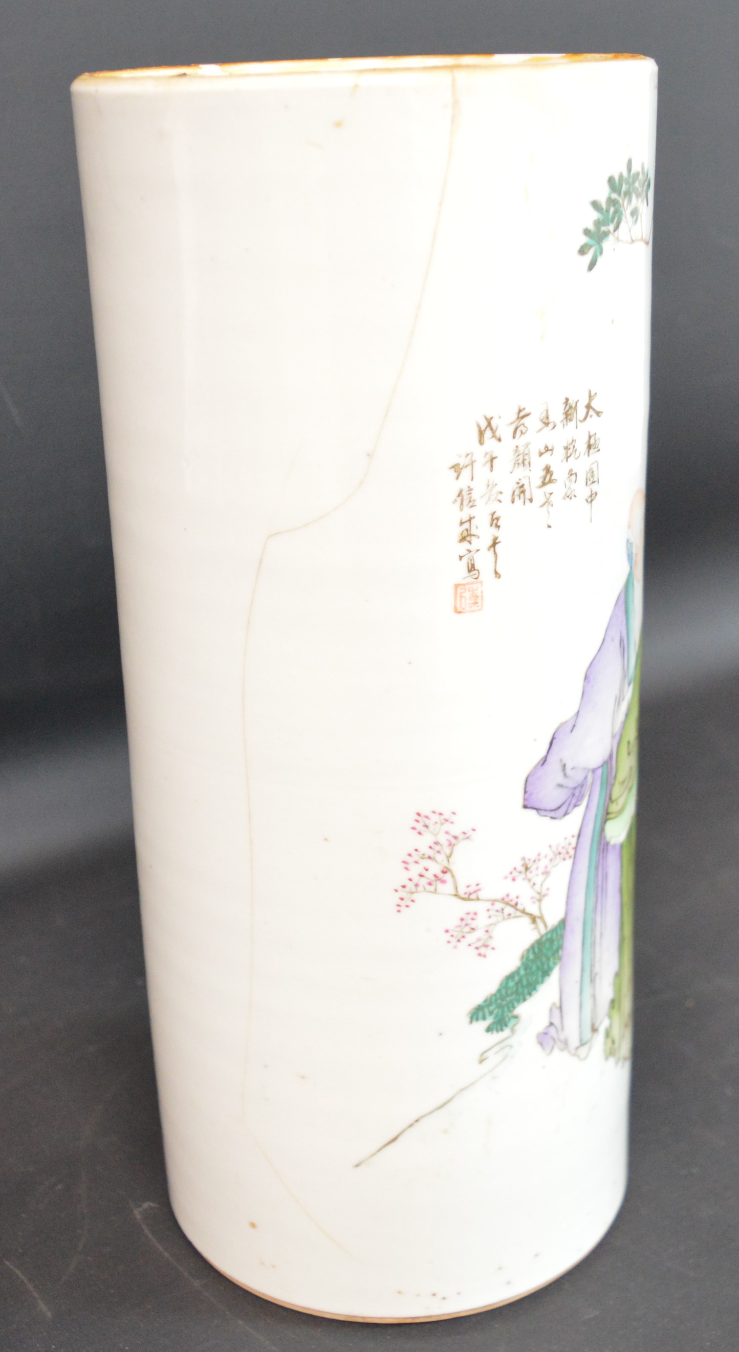 19th century Chinese cylindrical vase decorated with five sages reading a scroll, with red - Image 3 of 6