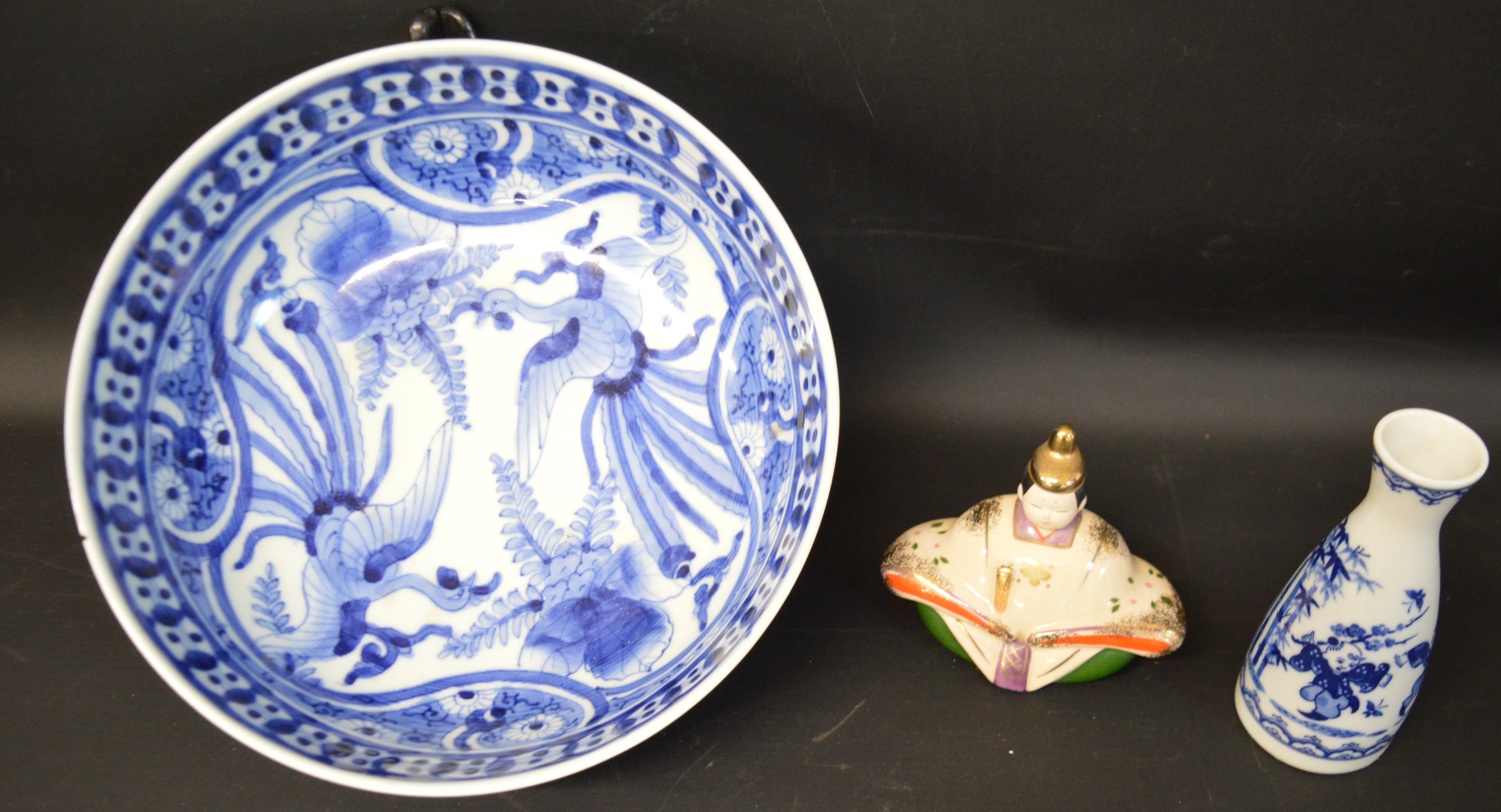 19th century Japanese Arita bowl 25cm dia (chip to rim), 20th century blue & white vase & small