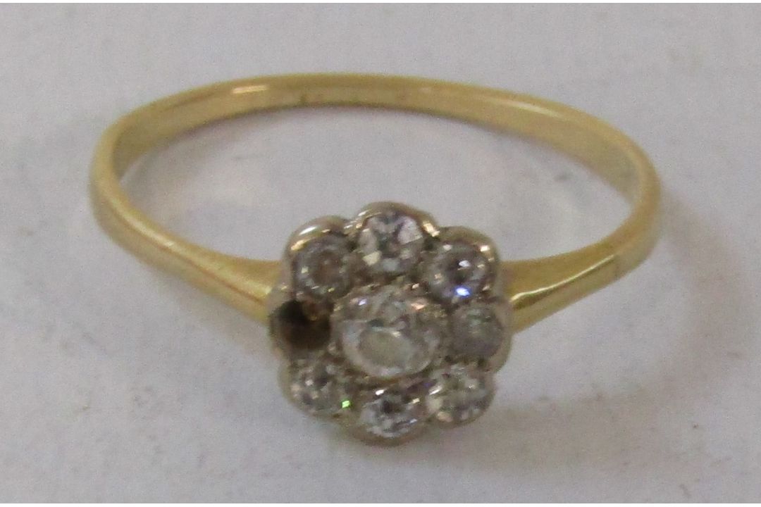 Tested as 18ct gold diamond daisy ring (missing 1 diamond) - ring size M -  1.76g - Image 4 of 4