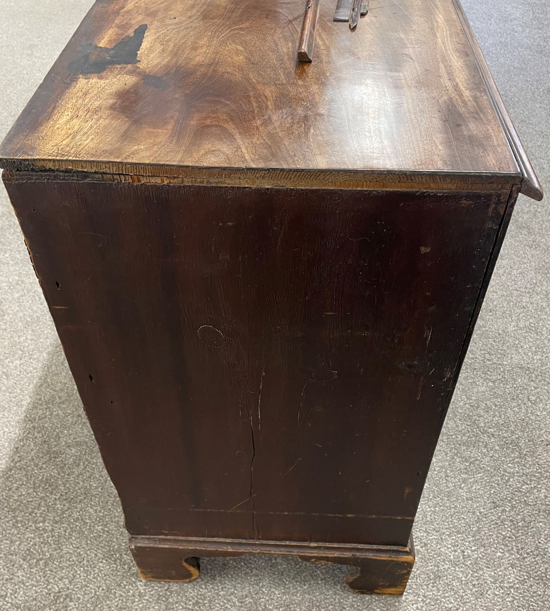 Georgian mahogany chest of drawers with brass swan neck handles on bracket feet (molding missing / - Image 2 of 4