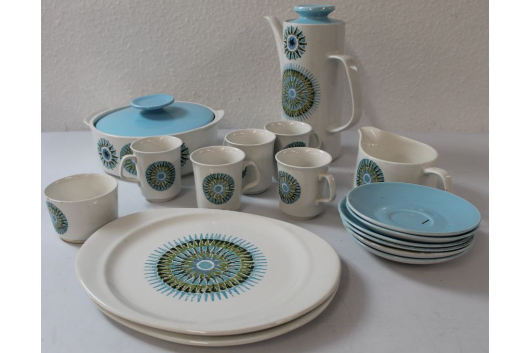 Meakin part dinner service to include 2 cake plates, sugar bowl, milk jug, coffee pot, 5 tea cups, 6 - Image 2 of 2