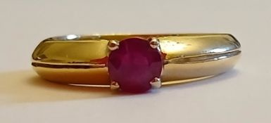 Tested as 18ct gold amethyst ring, size N / O, 5.4g