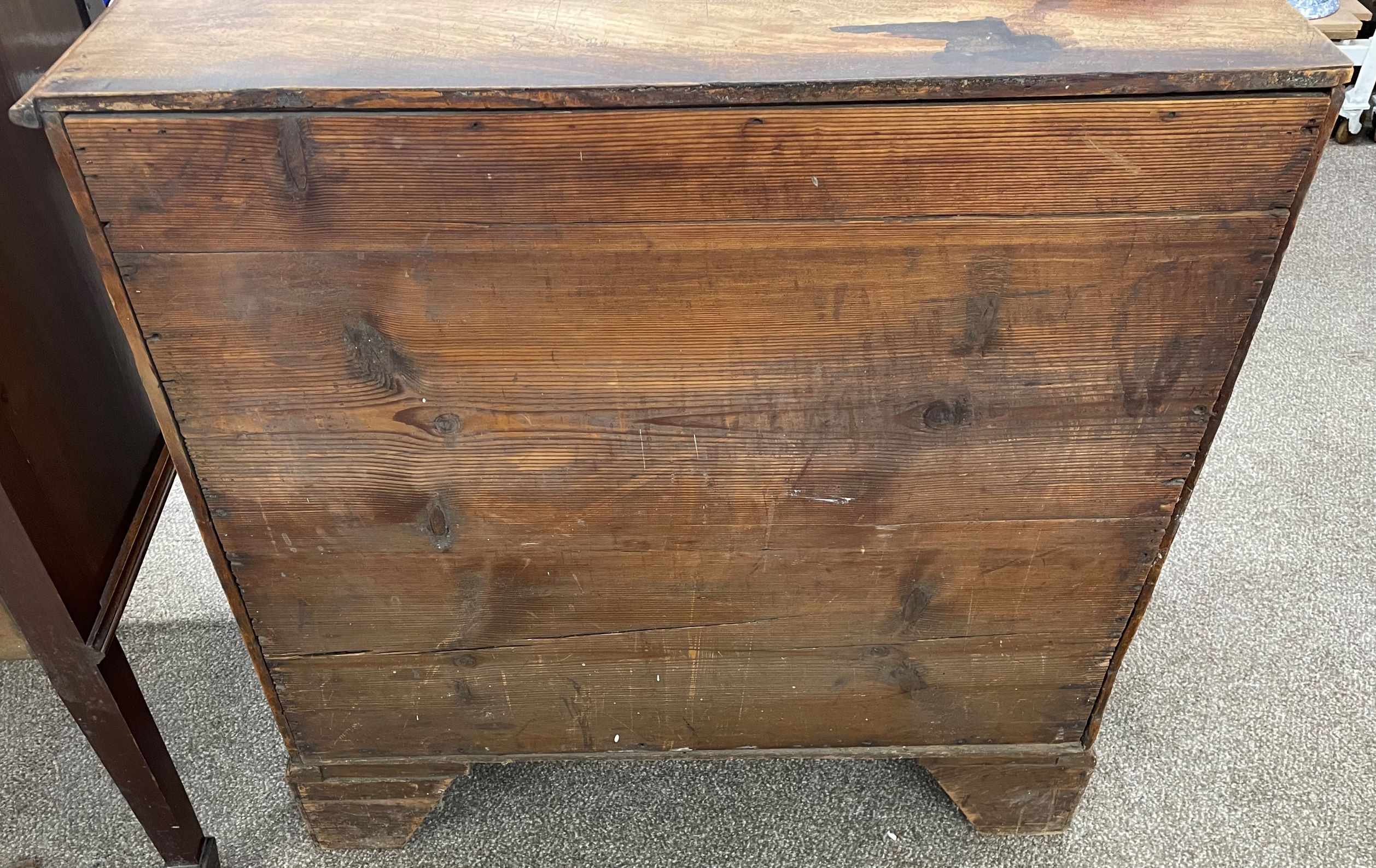 Georgian mahogany chest of drawers with brass swan neck handles on bracket feet (molding missing / - Image 4 of 4