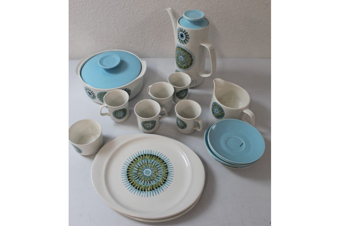 Meakin part dinner service to include 2 cake plates, sugar bowl, milk jug, coffee pot, 5 tea cups, 6 - Image 1 of 2