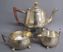 Silver teapot with bun feet and Art Deco design handle, Adie Brothers, Birmingham 1931, 19.2ozt  -