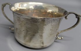 William Hutton & Sons silver twin handled pot / cup, Chester 1913, weight 8.00ozt