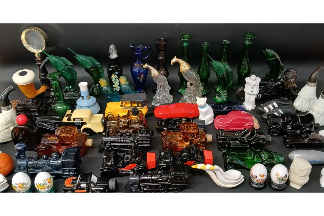 Large collection of Avon novelty perfume bottles and other pieces of Avon ware (3 boxes) - Image 1 of 3