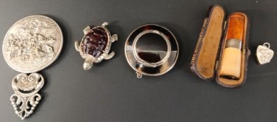 Silver & tortoiseshell compact with integral mirror, novelty vesta case in the form of a turtle (5.