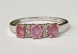 18ct white gold 3 stone amethyst & diamond chip ring, 1.9g