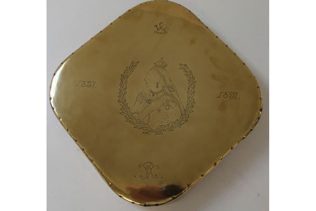 Brass gong, engraved Burmese 1837-1897 with a picture of Queen Victoria - Image 1 of 2