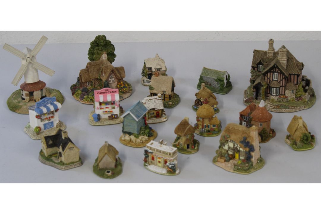 Collection of Lilliput Lane Cottages to include Woodman's Retreat, Xmas Cracker, Chatsworth View, - Image 1 of 2
