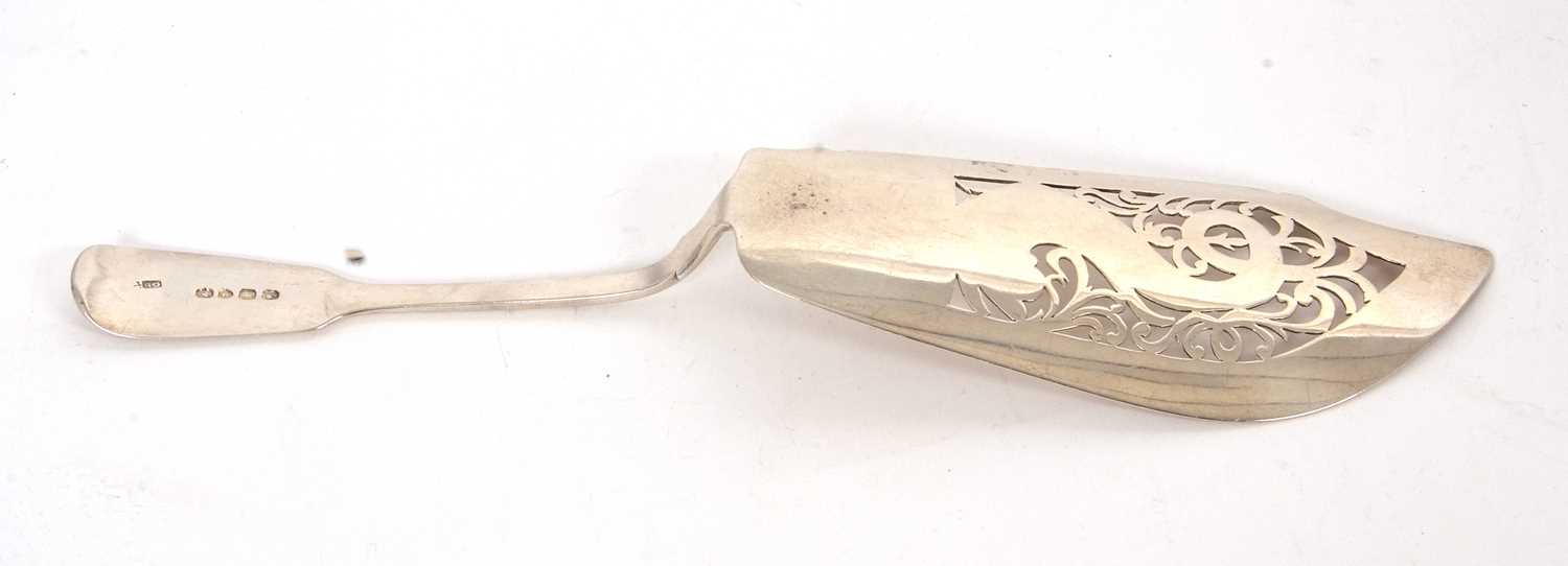 A Victorian silver fish slice, fiddle pattern having a pierced and chased blade, handle - Image 3 of 3