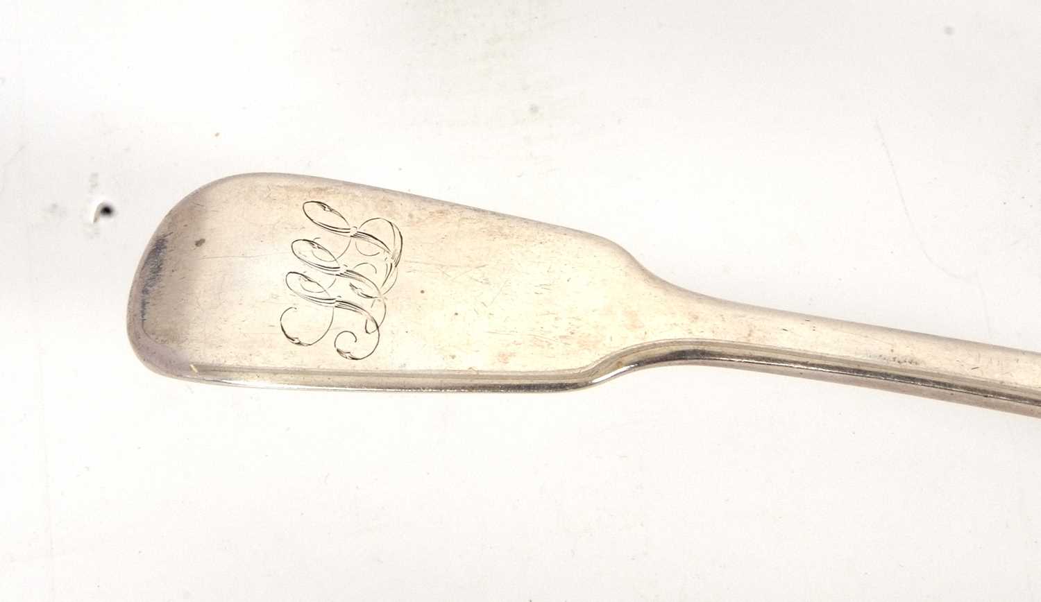 A Victorian silver fish slice, fiddle pattern having a pierced and chased blade, handle - Image 2 of 3