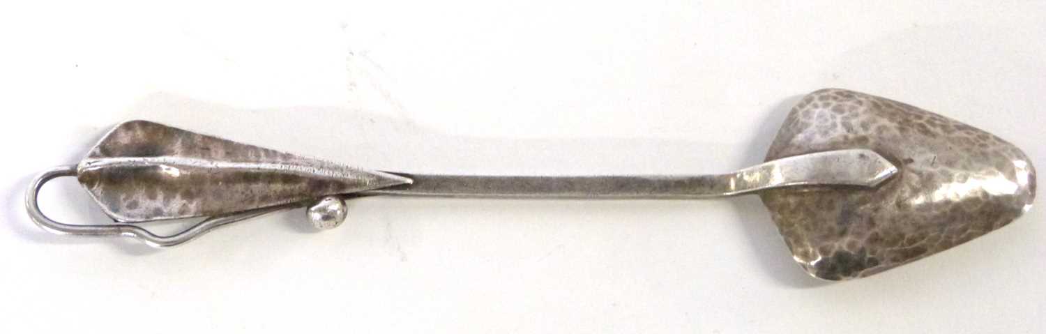 An Art Nouveau (silver) white metal spoon with planished finish to bowl and decorative leaf - Image 3 of 3