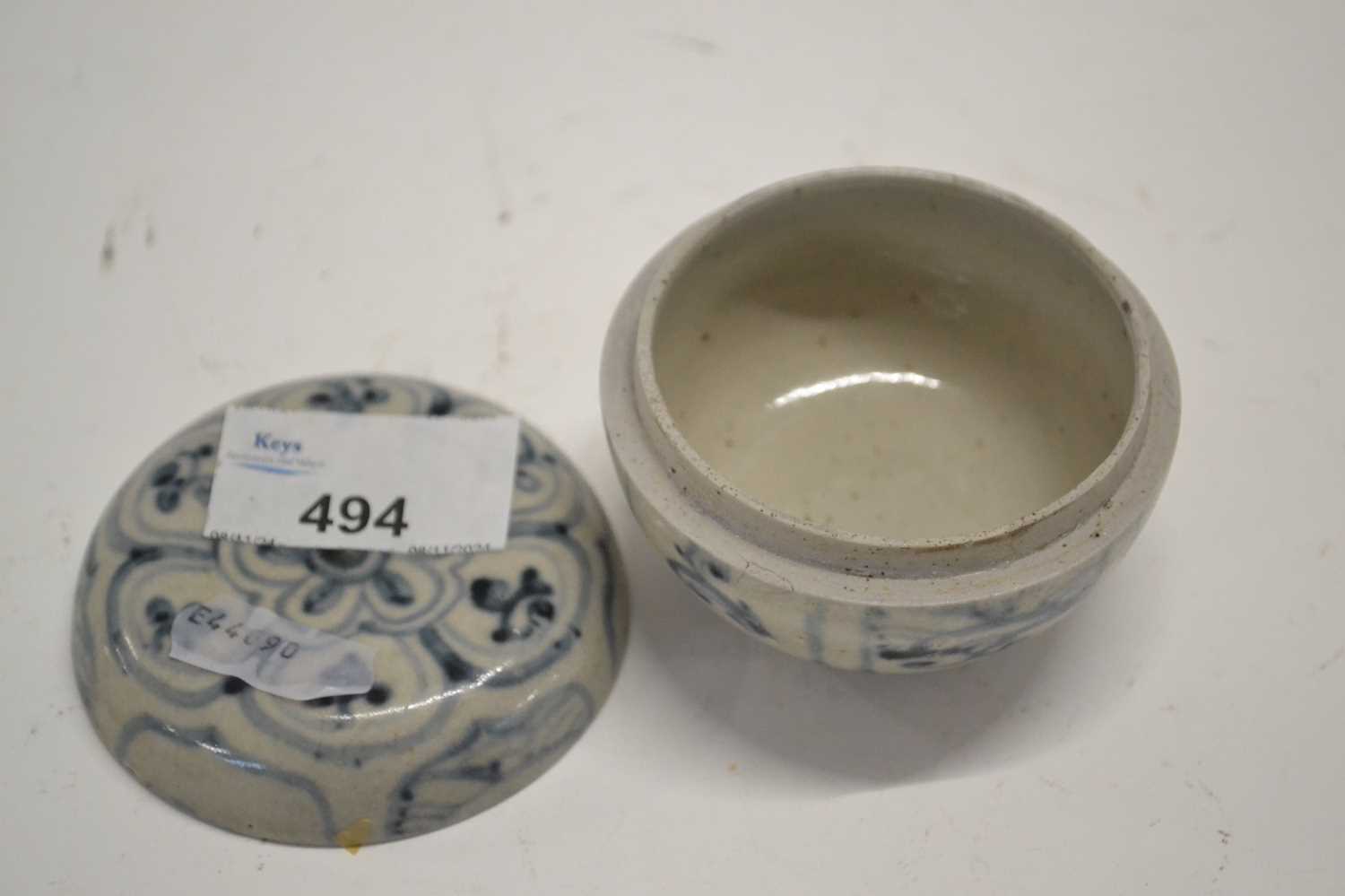A small Chinese porcelain box and cover, possible Ming Dynasty with blue and white design - Image 2 of 2