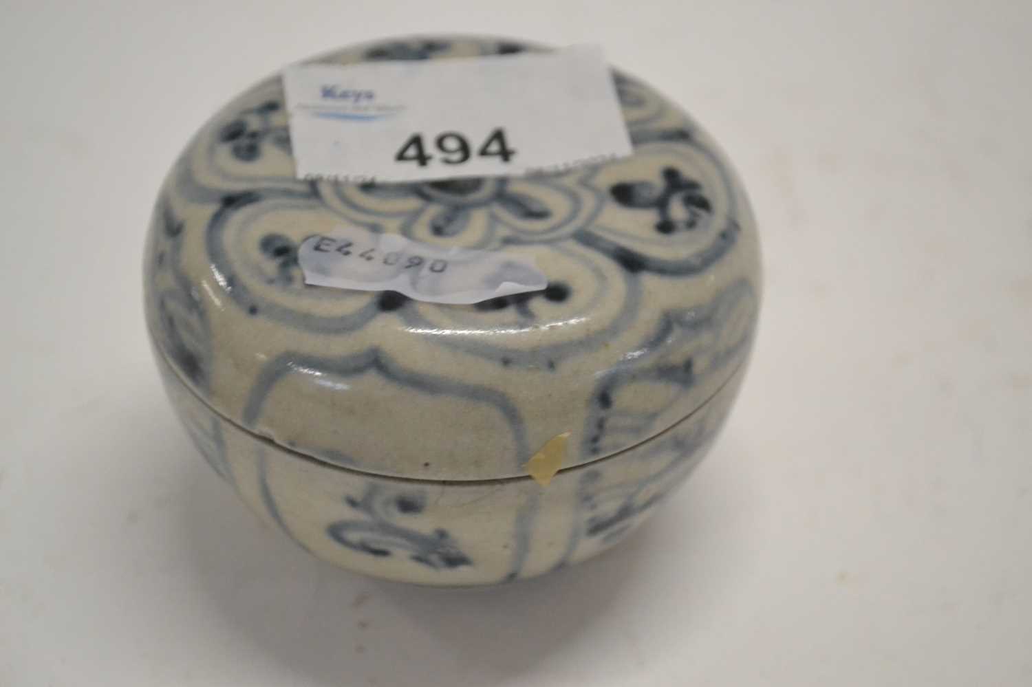 A small Chinese porcelain box and cover, possible Ming Dynasty with blue and white design