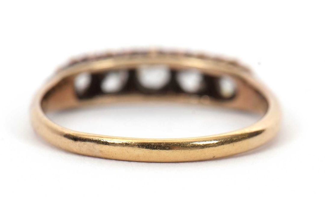 A five stone diamond ring, the five graudated old mine cut diamonds, total estimated approx. 1. - Image 5 of 6