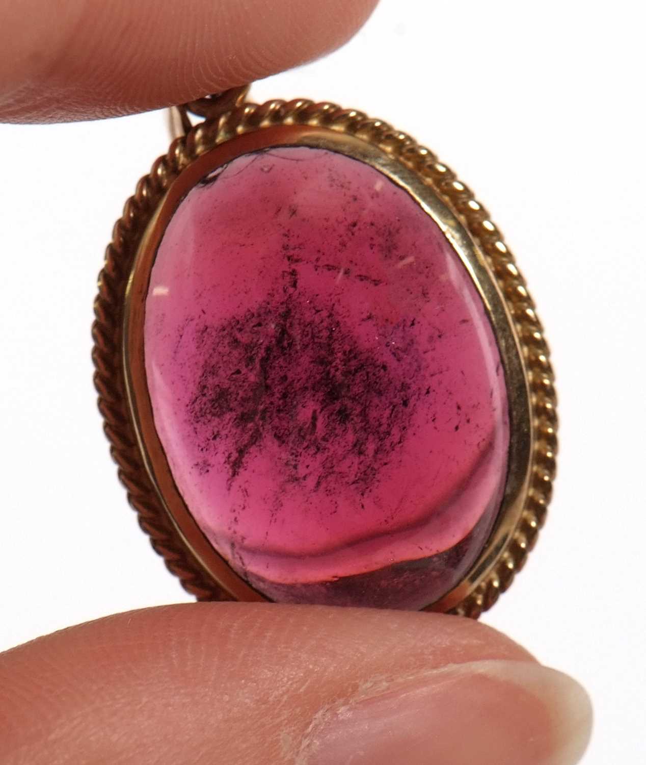 A garnet pendant, the oval garnet cabochon in collet mount with rope twist border and tapered - Image 3 of 4