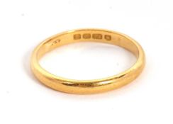 A 22ct wedding band, hallmarked London 1953, size R-S, 3.8g