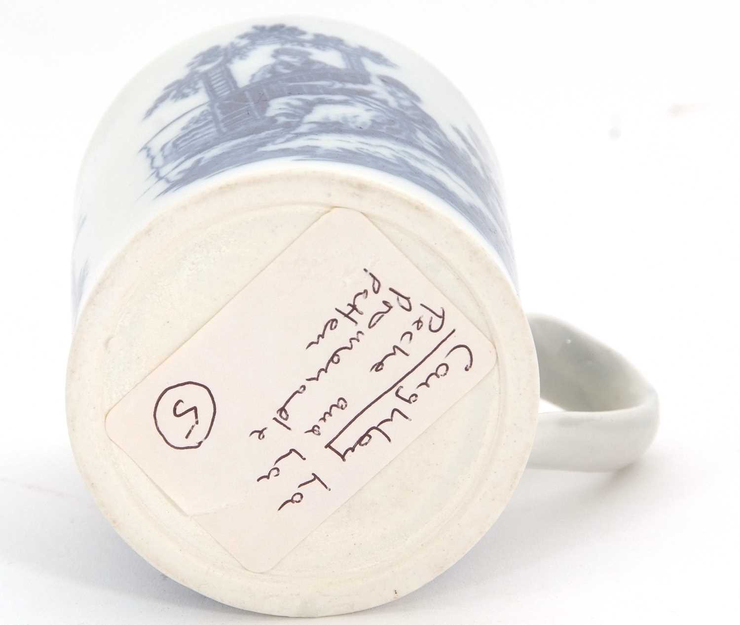 A small 18th Century Caughley mug with prints of La Peche and La Promenade, 8cm high - Image 5 of 5