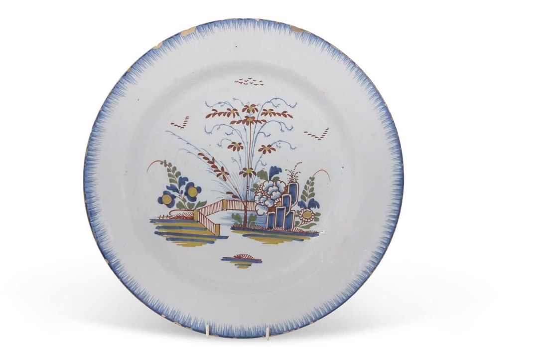 An 18th Century Delft charger with polychrome design, probably Bristol, 33cm diameter - Image 1 of 4