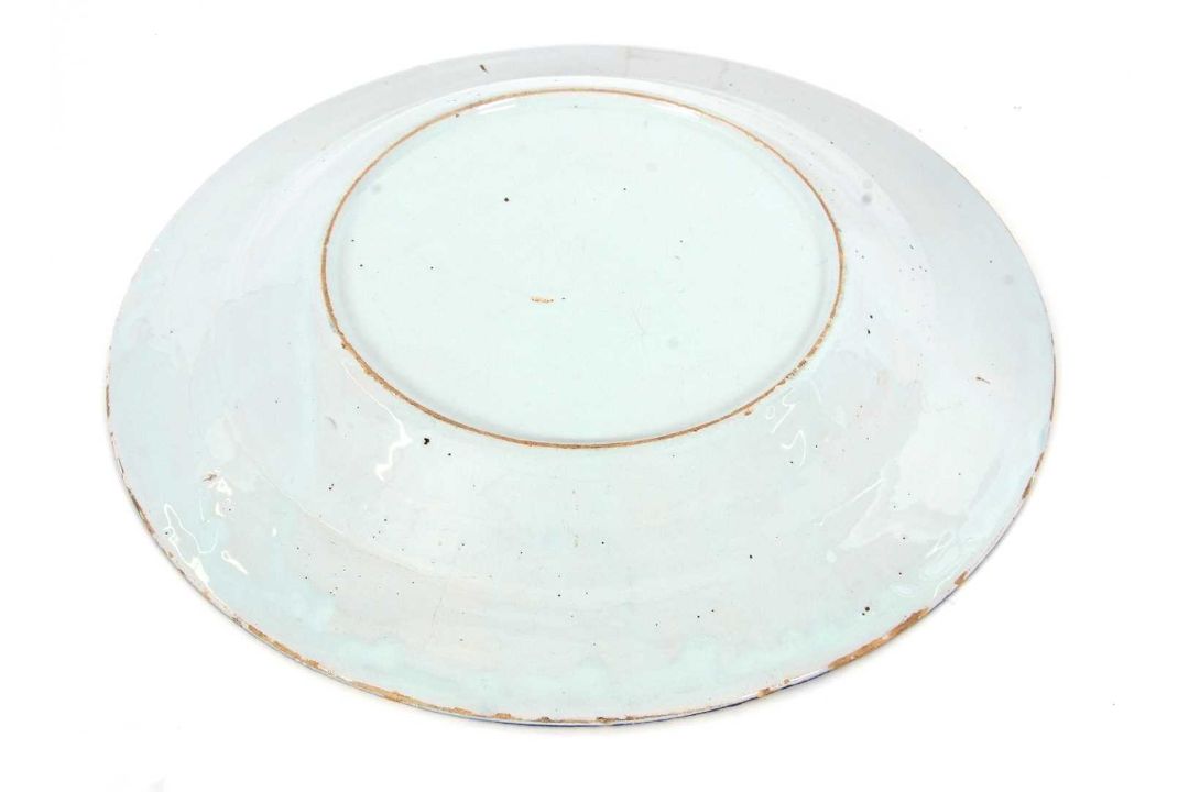 An 18th Century Delft charger with polychrome design, probably Bristol, 33cm diameter - Image 4 of 4