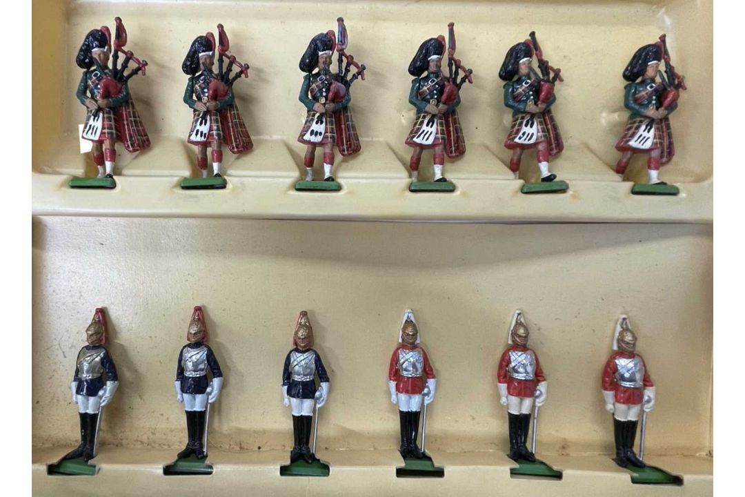 A pair of boxed Britains die-cast soldier sets, to include: - 7240: 6 Black Watch Pipers - 7227: 3 - Image 2 of 2