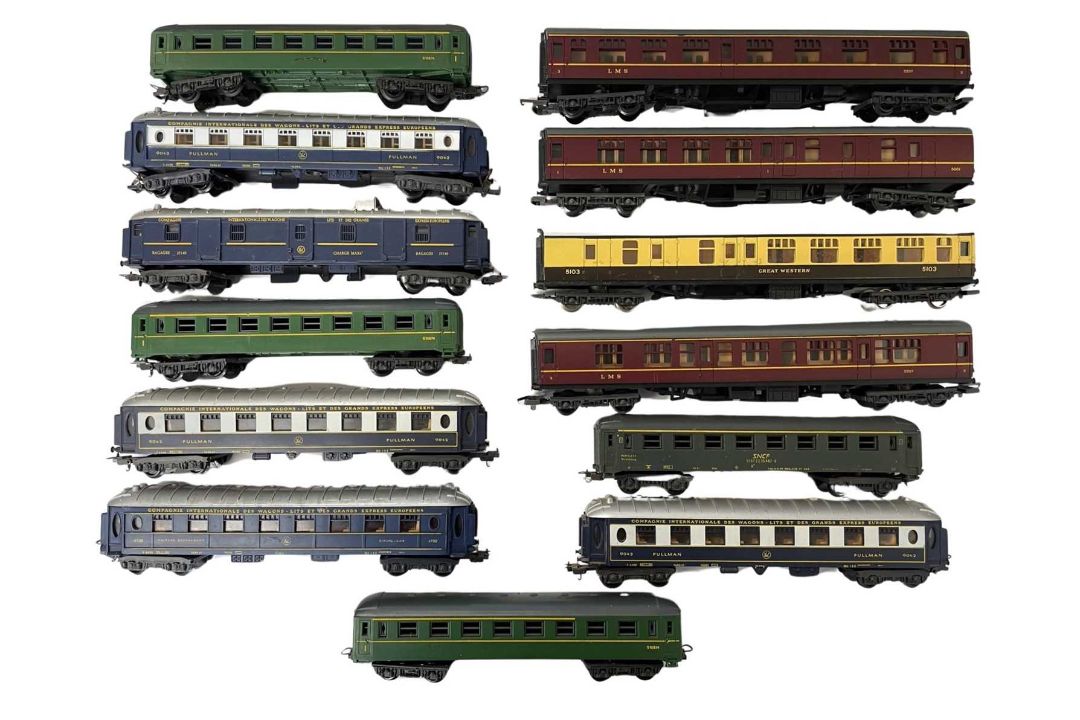 A collection of variouis Lima 00 gauge rail corridors / carriages