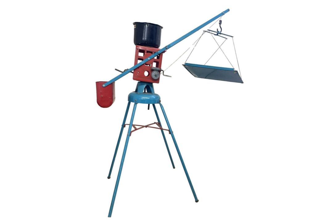 A c1940s large scale Triang pressed steel dockside crane, height approximately 112cm - Image 1 of 6