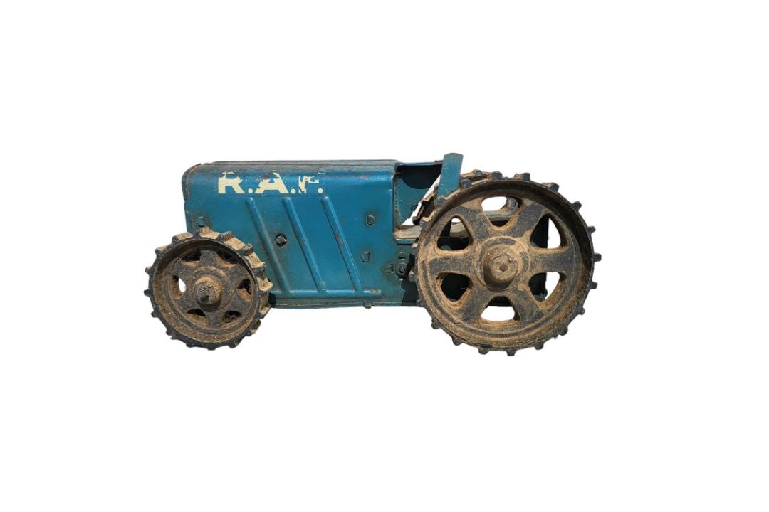 A Triang pressed steel clockwork tractor with key - Image 2 of 6