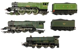 Three Triang/Hornby 00 gauge locomotives, to include: - R850/5 Flying Scotsman 4472 and tender -