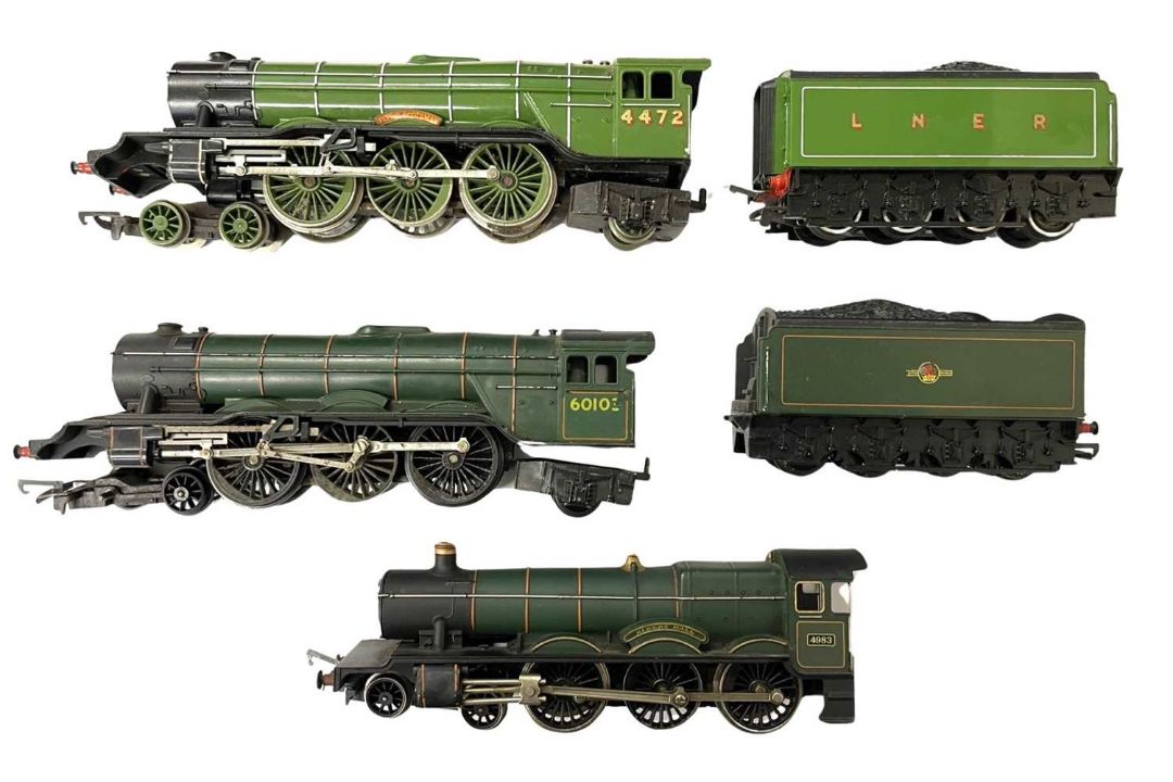 Three Triang/Hornby 00 gauge locomotives, to include: - R850/5 Flying Scotsman 4472 and tender -