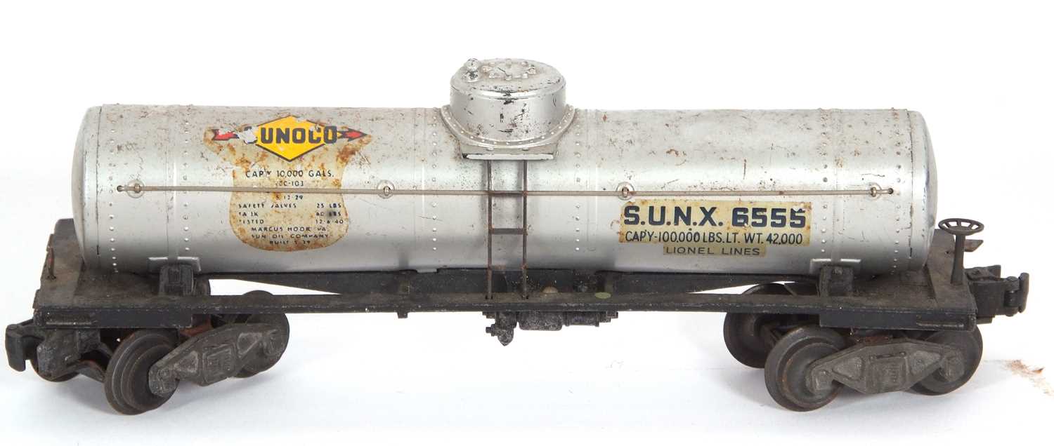 A 1949 Post-War Lionel Lines 0 gauge Santa Fe 2333-20 freight engine, with a good collection of - Image 3 of 19