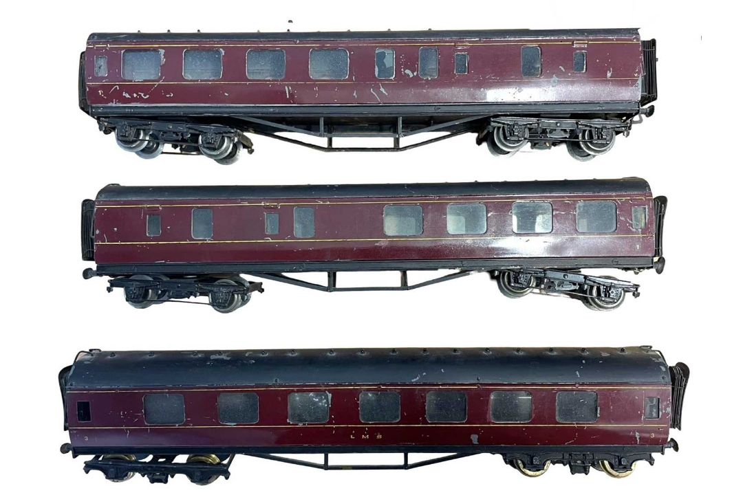 A trio of 0 gauge Basset Lowke LMS rail corridors in maroon livery. Some wear to paintwork and small - Image 1 of 4