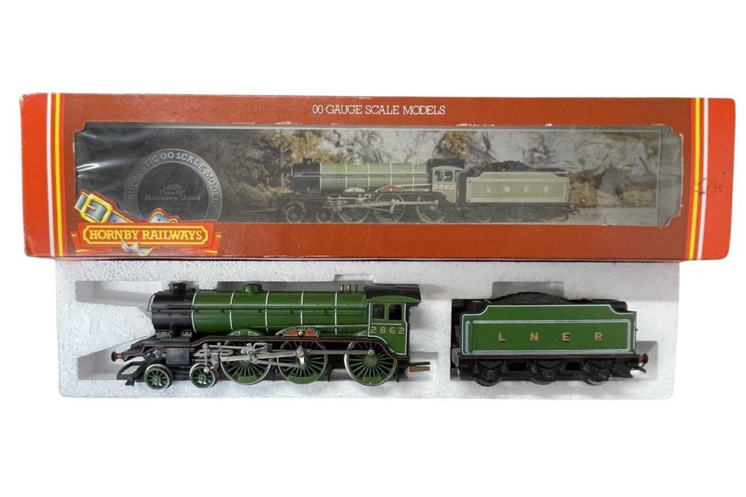 A boxed Hornby 00 gauge R053 LNER B17 Class Manchester United locomotive and tender
