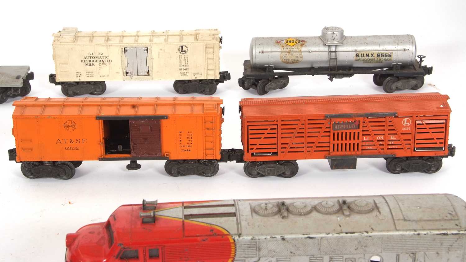 A 1949 Post-War Lionel Lines 0 gauge Santa Fe 2333-20 freight engine, with a good collection of - Image 11 of 19