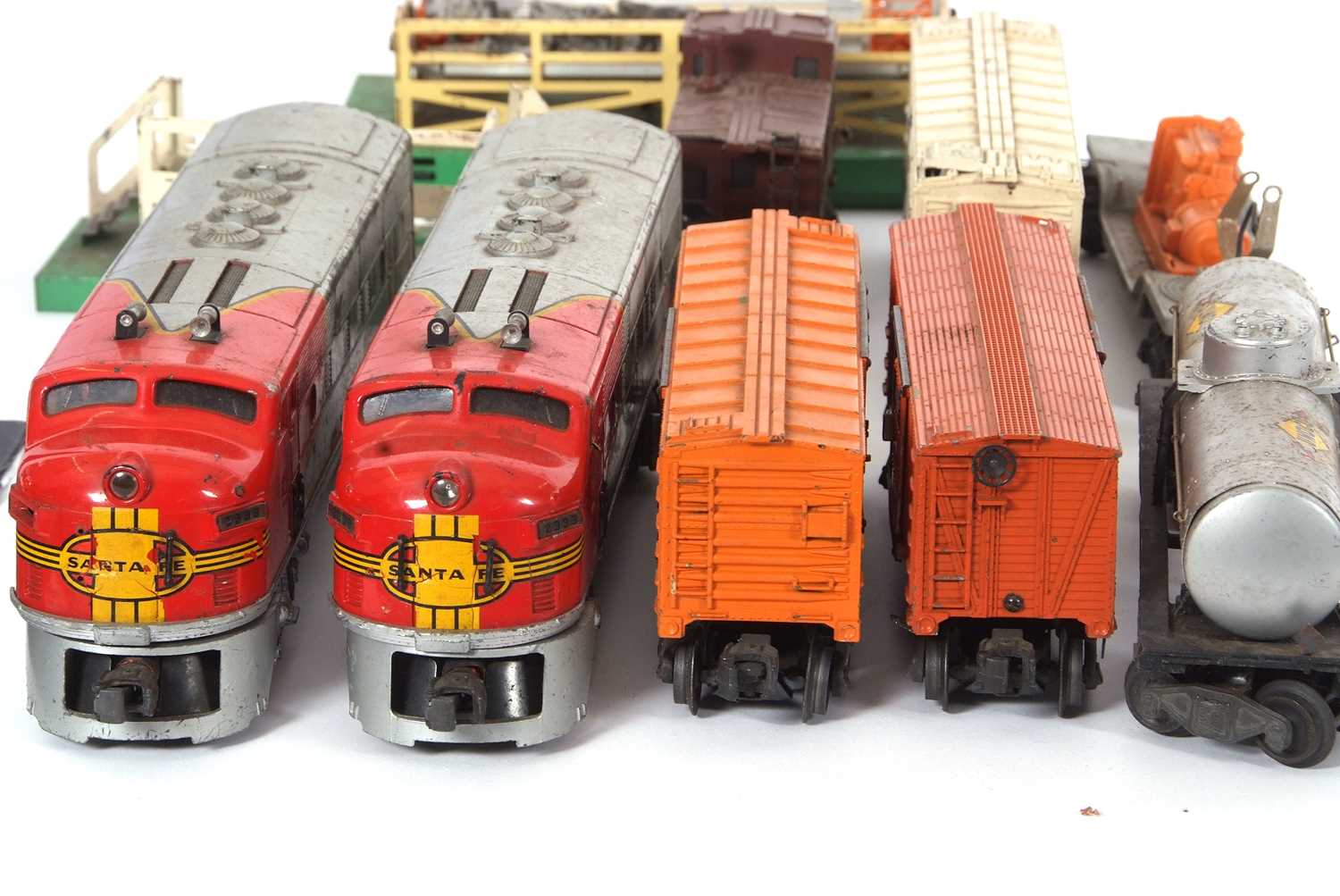 A 1949 Post-War Lionel Lines 0 gauge Santa Fe 2333-20 freight engine, with a good collection of - Image 18 of 19